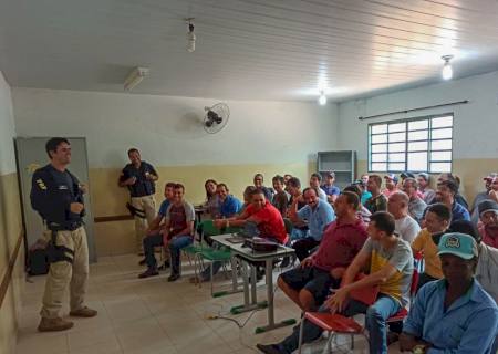 Motoristas do transporte escolar participam de palestra ministrada pela PRF