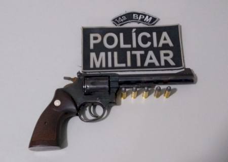Homem tenta escapar de flagrante ao livrar-se de arma, mas revólver é localizado e acaba preso