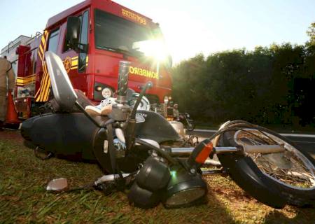 Motociclista cai, bate cabeça em meio-fio e fica em estado grave na Capital