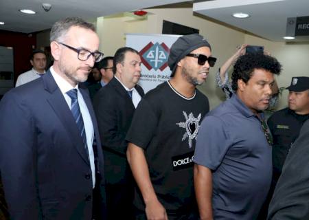 Ronaldinho Gaúcho e Assis depõem em nova audiência no Paraguai em caso de passaportes falsos