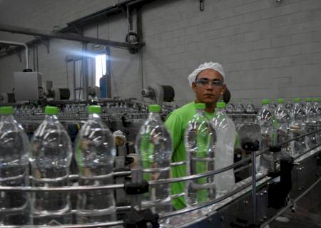 Após articulação da Fiems, Bamboa inicia envasamento de álcool doado por indústrias sucroenergéticas