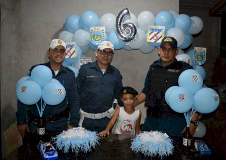 Polícia Militar de Coxim faz surpresa em aniversário de criança de 6 anos