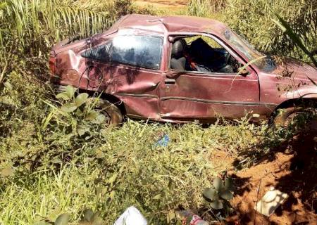 Duas pessoas ficaram feridas após veículo capotar em Angélica
