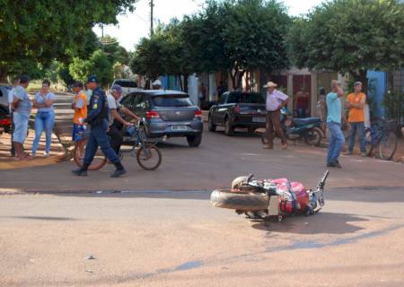 Colisão no centro de Angélica deixa motociclista ferida