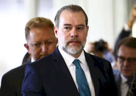 Internado para cirurgia, Toffoli apresenta sintomas de covid-19