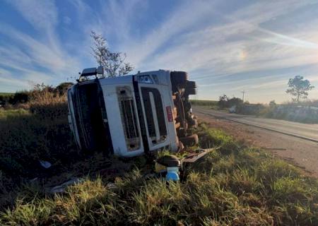 Populares tentam saquear carga de carne de carreta tombada em Três Lagoas