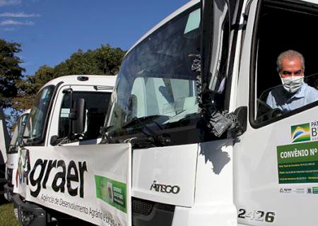 Governo entrega caminhões para recuperação de estradas vicinais em 26 municípios