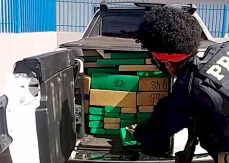 PRF apreende quase uma tonelada de drogas e recupera veículo roubado