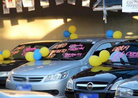 Venda de carros usados desaba e sinaliza encolhimento da economia