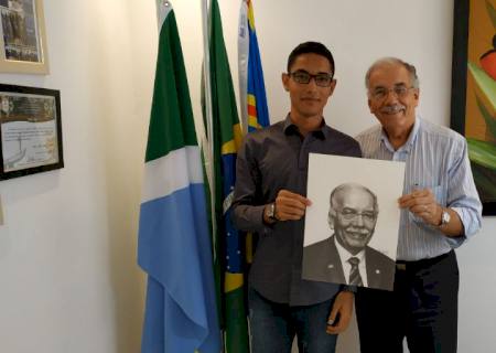 Desenhista José Augusto entrega obra sob encomenda do deputado estadual Luiz Ovando