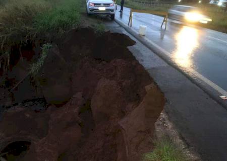Erosão avança e atinge rodovia BR-376 em Ivinhema
