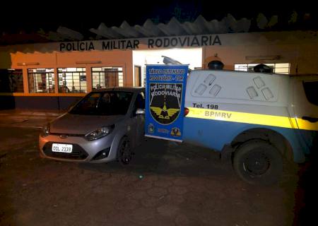 Mulher é presa após furar bloqueio da PMR com veículo furtado