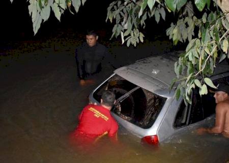 Após acidente, motorista abandona carro dentro do rio Taquari