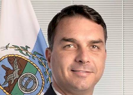 MP suspeita de operações coincidentes nas contas de Flávio e loja de chocolates
