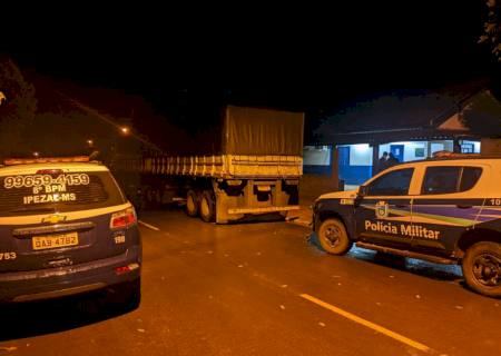 Polícia Militar de Ipezal apreende carreta carregada com cigarros contrabandeados
