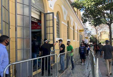 Quatro em cada 10 empresas ainda sentem efeitos negativos por covid
