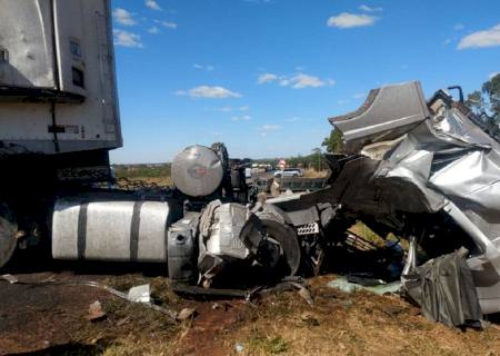 Acidente na BR-158 envolve dois caminhões e carro de passeio