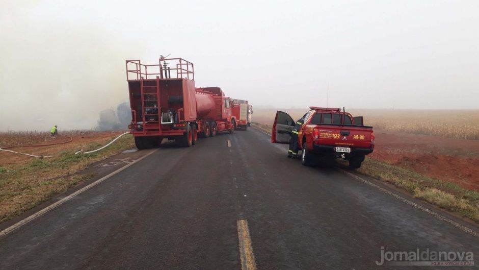 Após colisão, três carretas pegam fogo em grave acidente em Chapadão do Sul