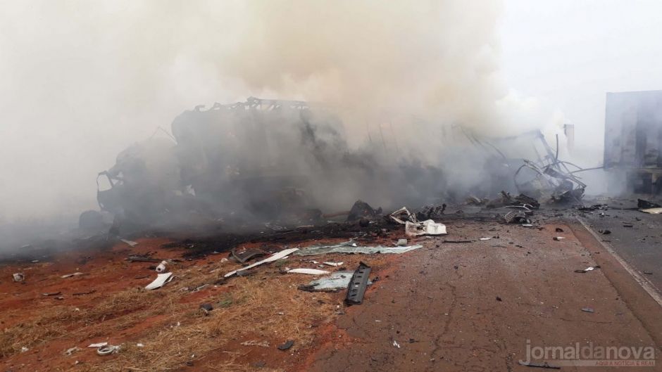 Após colisão, três carretas pegam fogo em grave acidente em Chapadão do Sul
