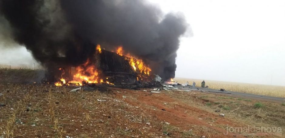 Após colisão, três carretas pegam fogo em grave acidente em Chapadão do Sul