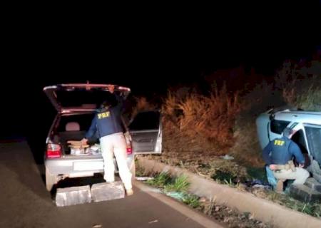Um carro capota e outro é abandonado com maconha durante fuga da PRF em MS