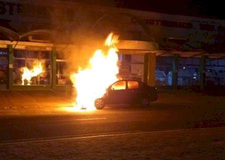Veículo fica destruído pelo fogo na Moura Andrade