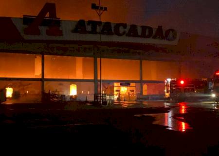 Vídeo: Incêndio de grandes proporções atinge Atacadão em Campo Grande