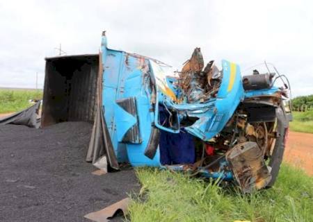 Acidente entre dois caminhões deixa feridos na MS-306