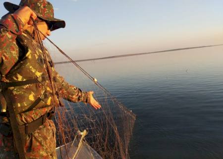 Polícia Ambiental fiscaliza 10 embarcações, apreende 450 metros de redes e solta 20 kg de peixes