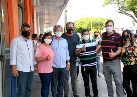 Coligação de Roberto Hashioka faz adesivagem neste sábado (17)