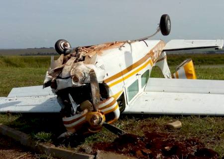 Avião com dois tripulantes cai na zona rural de Dourados