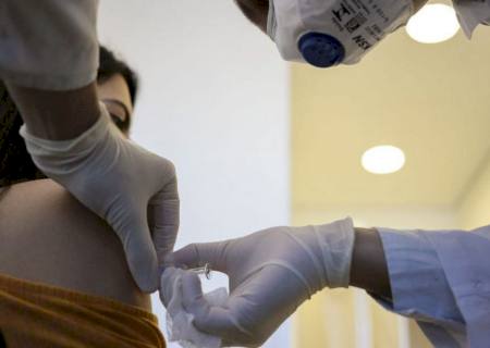 Senado aprova sessão para ouvir governo e laboratórios sobre vacinação