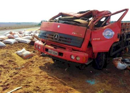 Caminhoneiro fica preso nas ferragens após capotar caminhão na MS-306