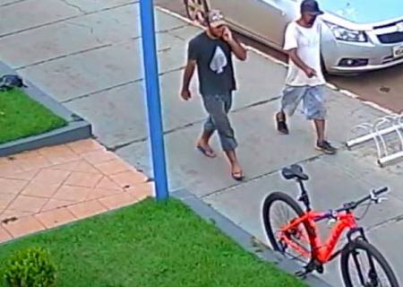 Vídeo: Ladrões são flagrados furtando bicicleta no centro de Nova Andradina