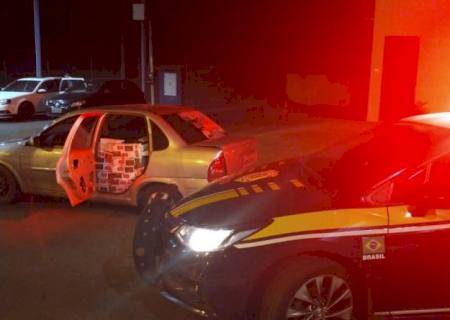 Contrabandista foge da polícia e abandona carro com maços de cigarros