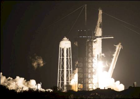 Foguete SpaceX segue para estação espacial com quatro astronautas