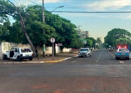 Motorista é arremessado do carro após colisão e morre em Rio Brilhante