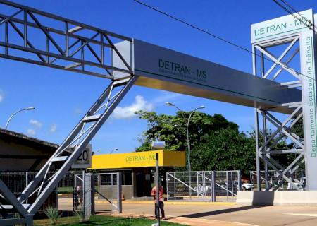 Detran envia cartas para notificar 80 mil licenciamentos vencidos