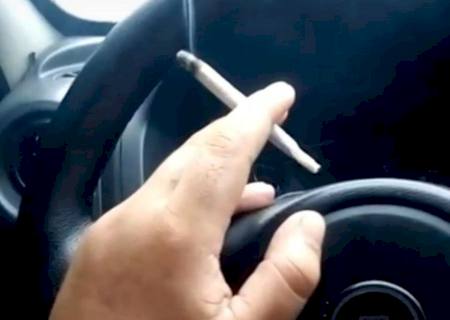 Vídeo: Jovem posta vídeo fumando maconha atrás de viatura e acaba preso