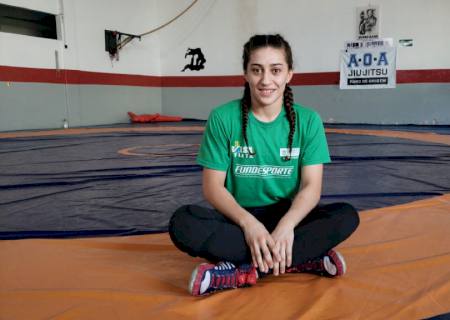 Bolsista da Fundesporte é convocada à seleção brasileira de luta olímpica para treinamento na Europa