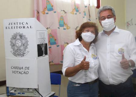 Casal Hashioka vota no Centro Educacional