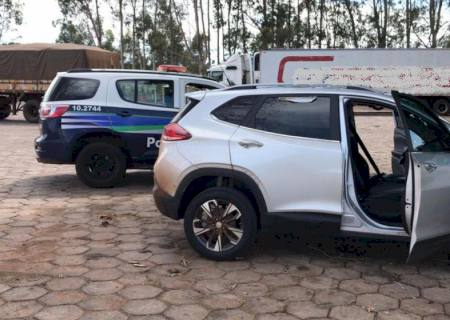 Trio é flagrado pela PM com veículo tomado de assalto que seria trocado por drogas na Capital