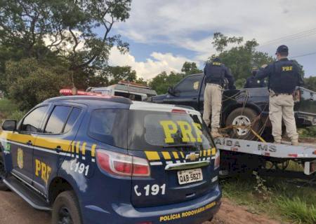 PRF de Água Clara descobre tabletes de maconha em carga de abacaxis em um veículo guinchado