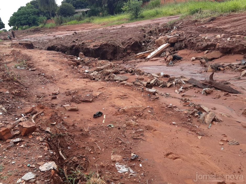 Moradores de Casa Verde reclamam de casas alagadas e ruas esburacadas