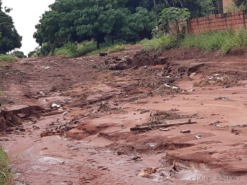 Moradores de Casa Verde reclamam de casas alagadas e ruas esburacadas