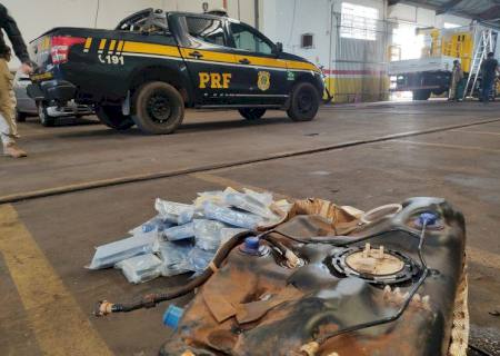 PRF encontra pasta base e cloridato de cocaína em tanque de combustível de veículo