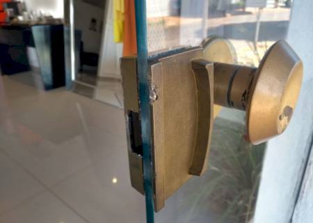 Ladrões arrombam boutique e furtam celular em Nova Andradina