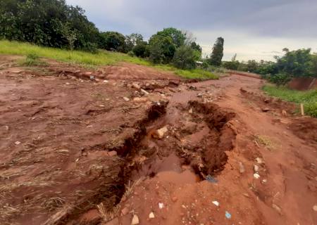 Moradores de Casa Verde reclamam de casas alagadas e ruas esburacadas