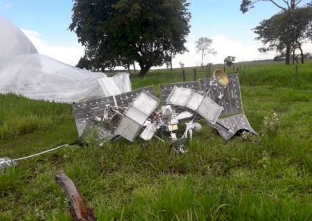 Balão satélite pousa em fazenda de Anaurilândia