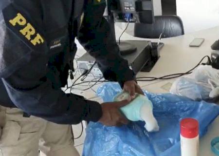 PRF flagra passageiro de ônibus com drogas em shampoo e cesta básica